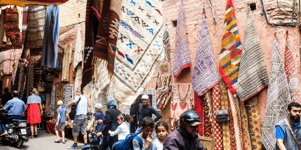 10 Essential Ways to Start a Conversation in Moroccan Darija